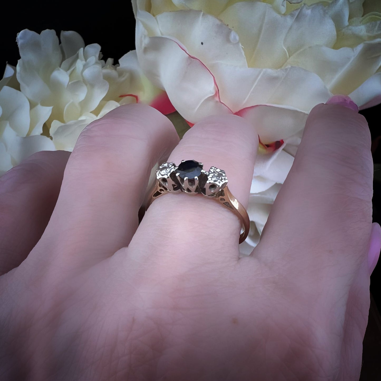Anello vintage in oro giallo 9 ct con zaffiro e diamanti – Londra, 1962