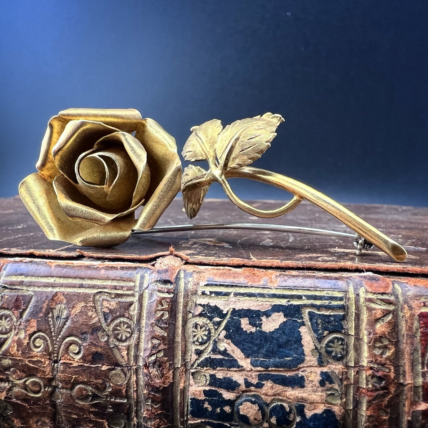 Skulpturale Brosche aus 18 Karat Gold in Form einer blühenden Rose