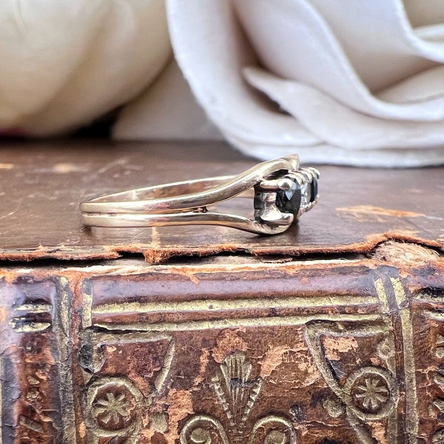 💍 Anello Trilogy Vintage con Zaffiri e Diamante (Londra, 1981)