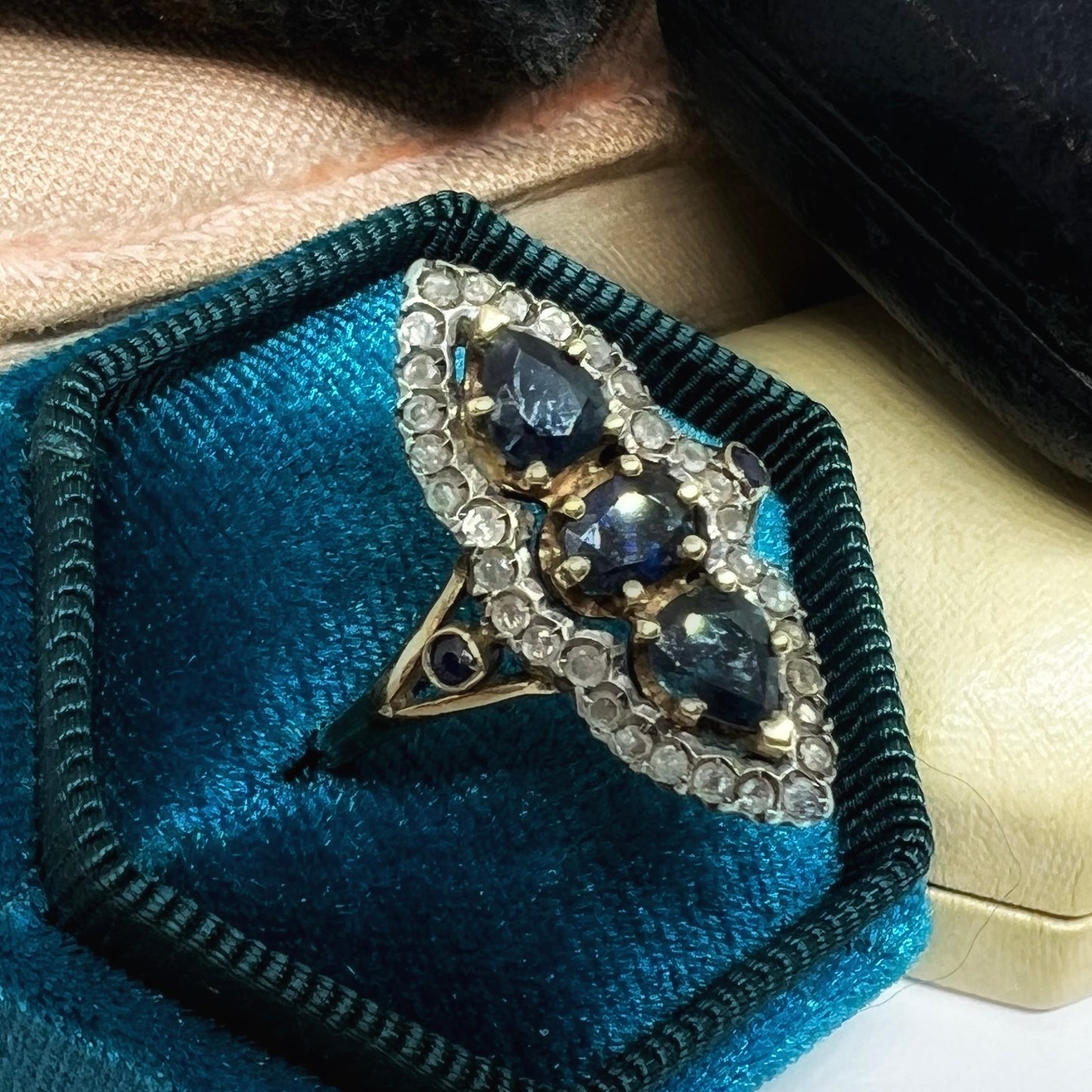 “Figaro” ring in 18k gold, diamonds and sapphires