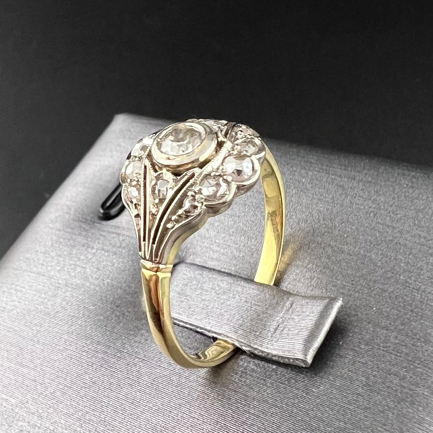 18k yellow and white gold ring with diamonds, Italy, c. 1930