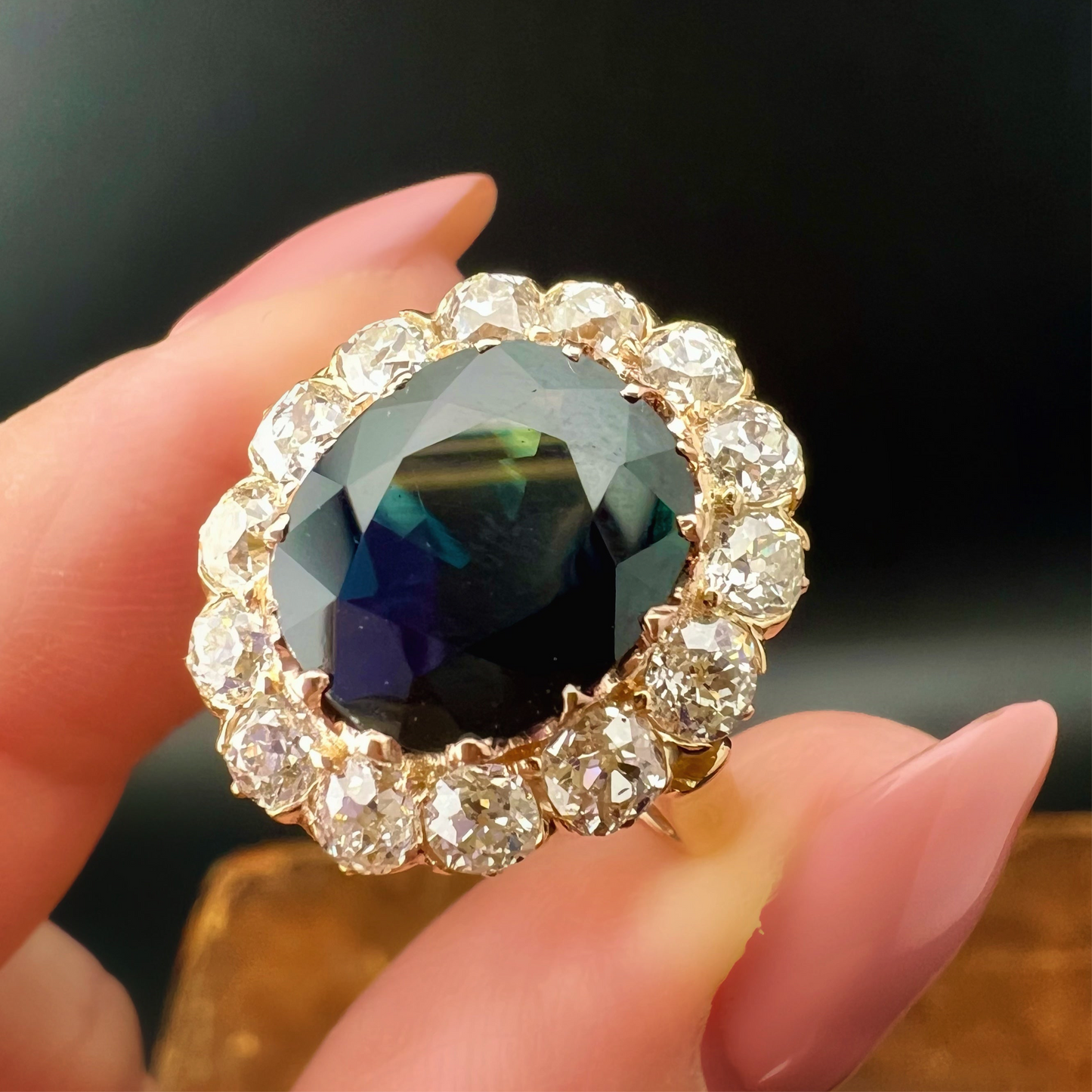 Gänseblümchenring aus 18 Karat Gold mit Altminendiamanten und einem natürlichen Saphir von 4,46 Karat