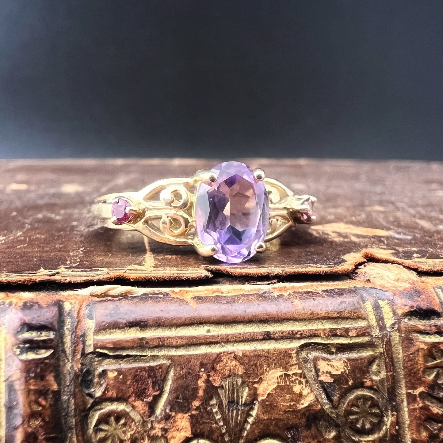 Vintage 9ct Goldring mit ovalem Amethyst und zwei kleinen rosa Turmalinen