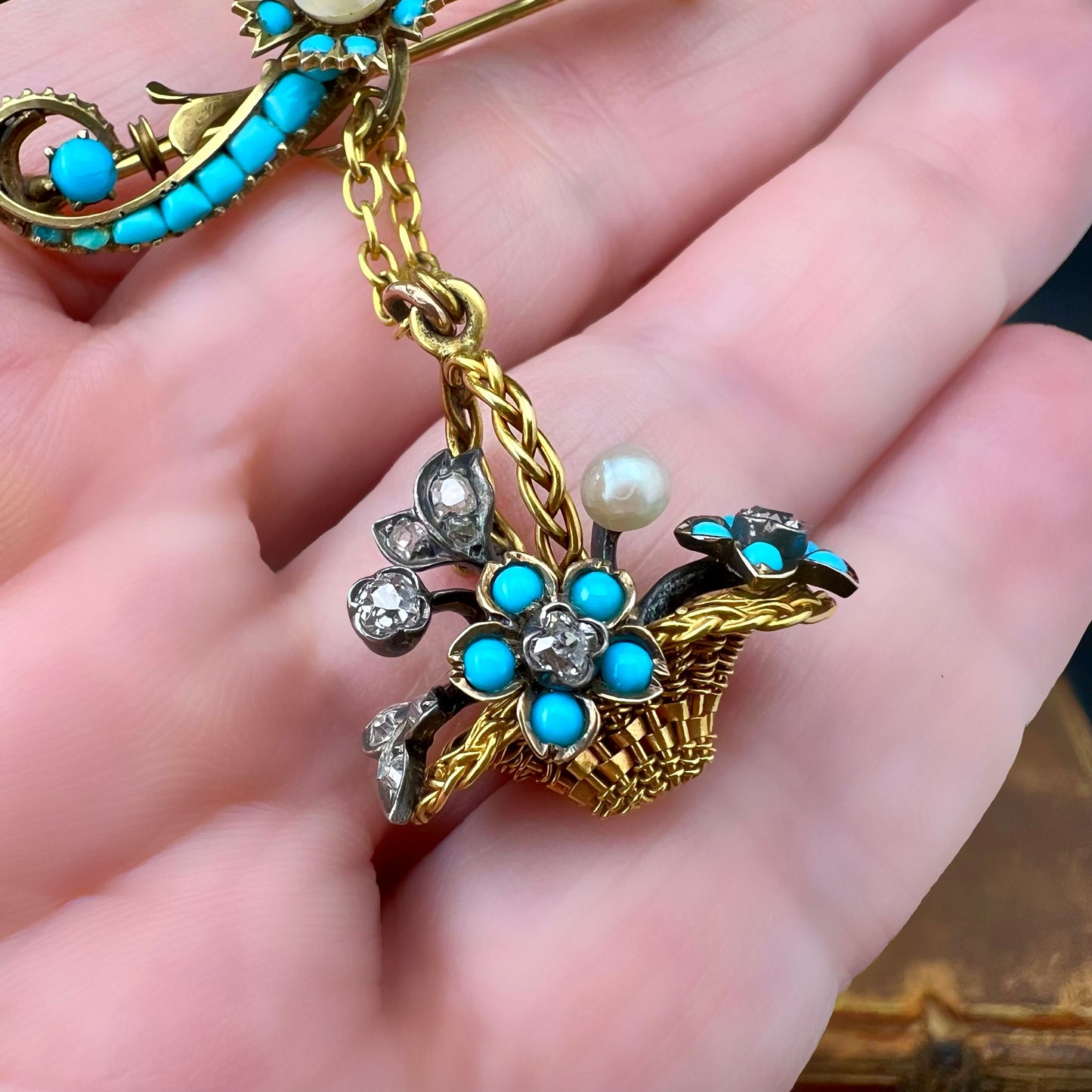 Spilla Antica in Oro Giallo 18 e 12 Ct con Turchesi, Perle e Diamanti – Raffinato Design con Cestello a Sospensione