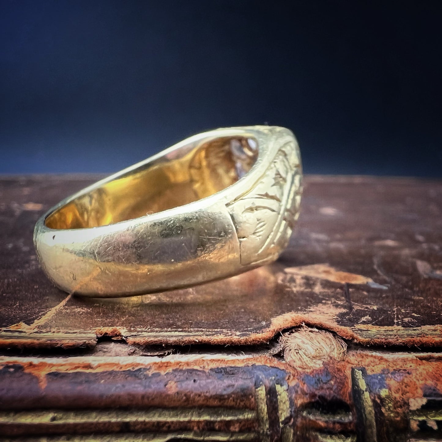 Importante anello chevalier - signet - sigillo in oro 18 ct e diamanti a taglio rosa