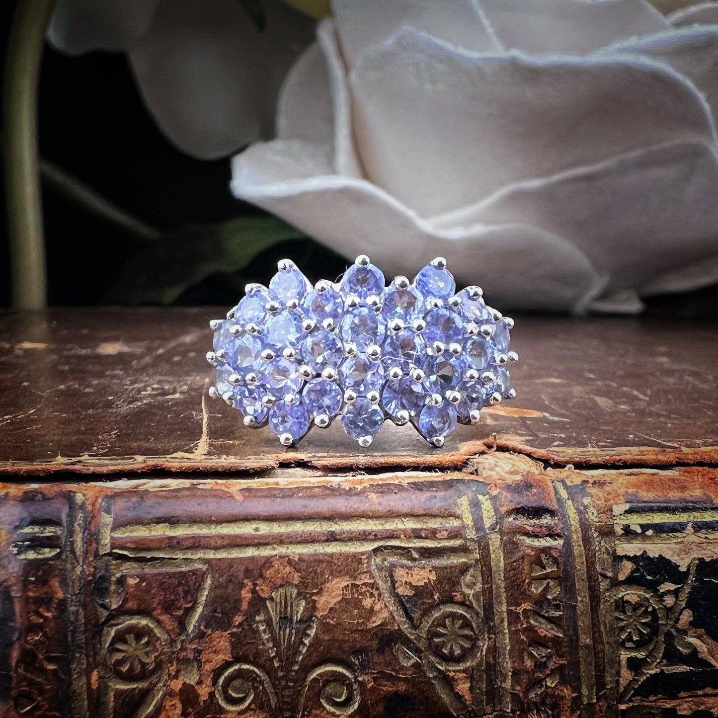 Ring with pavé of tanzanites