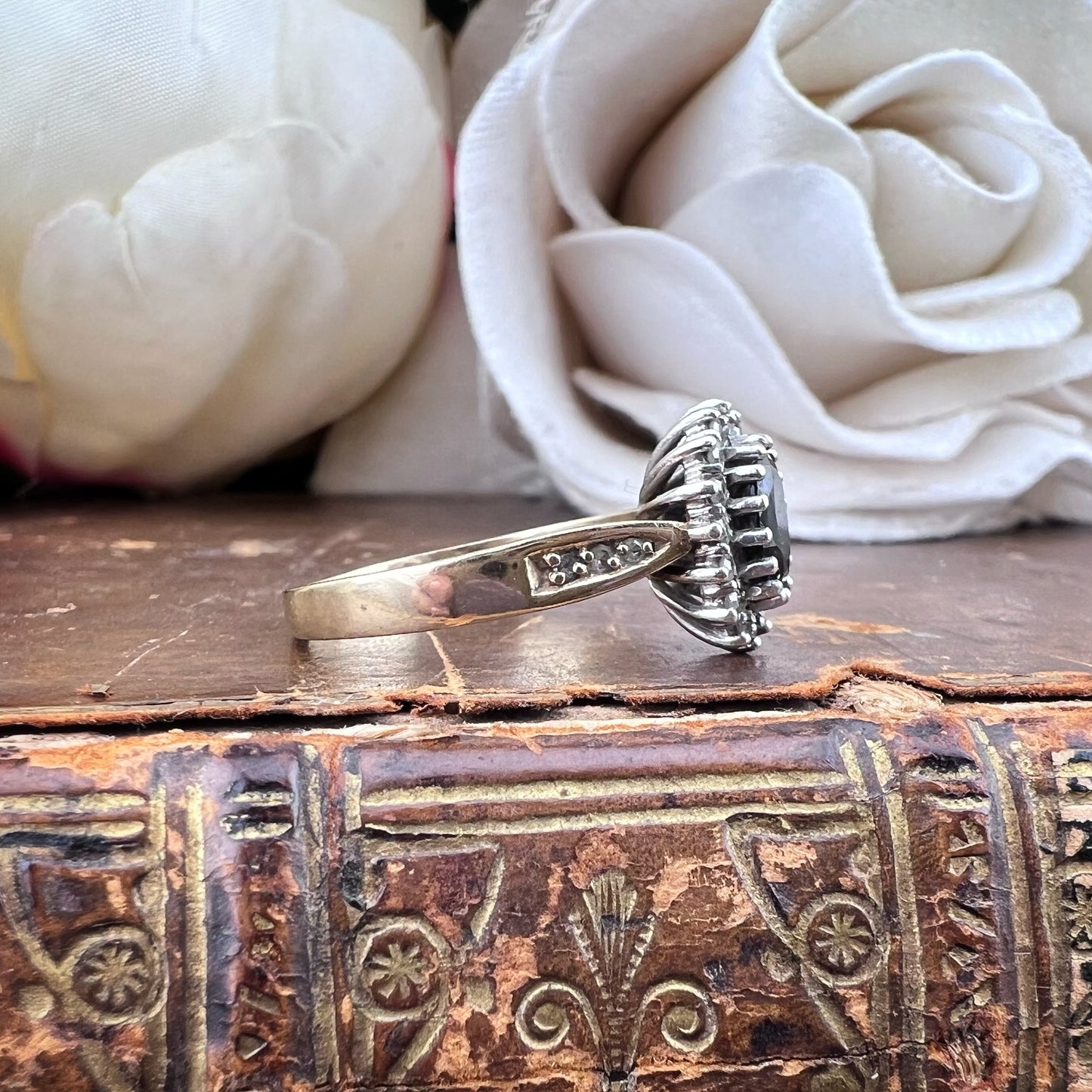 Anello Vintage a Margherita in oro con Zaffiro e Diamanti