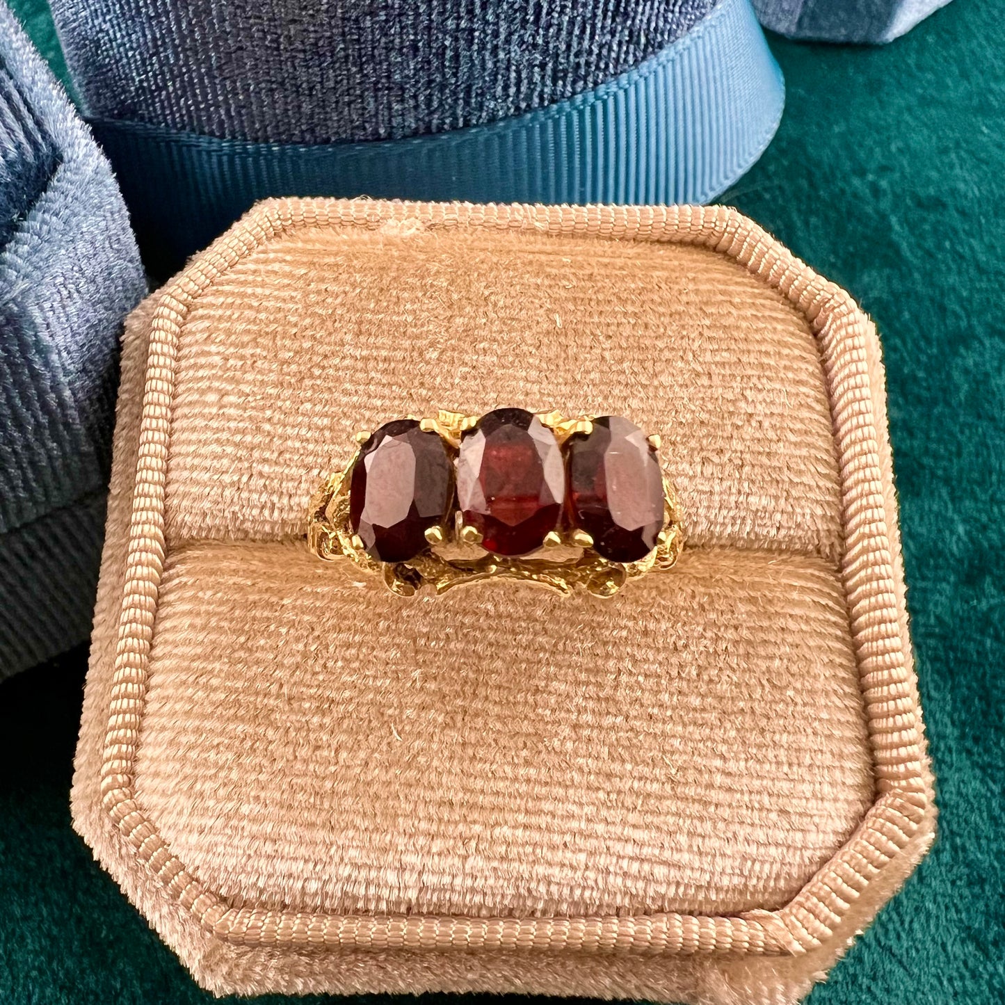 Ring with three garnets in 18k yellow gold