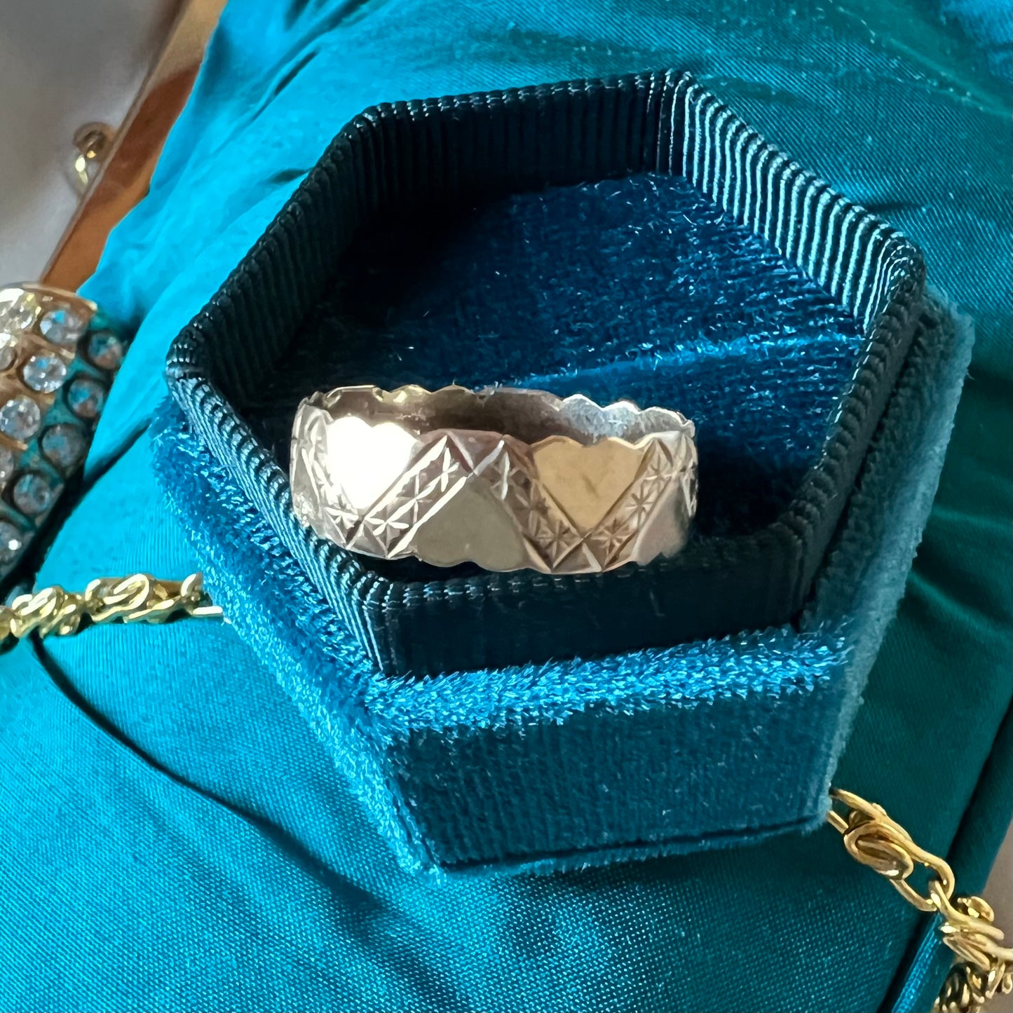 Band ring with hearts