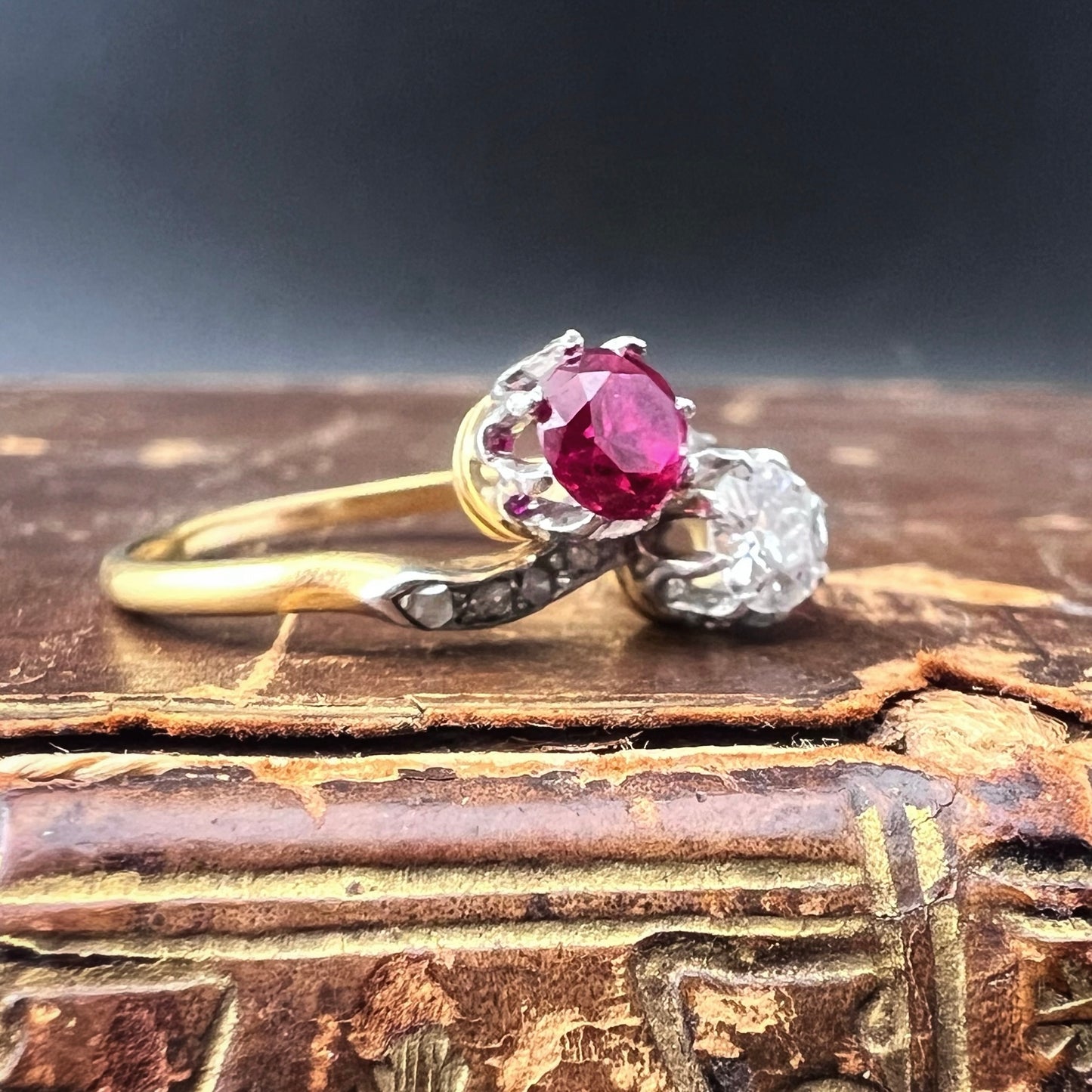 Toi et moi - contrariè ring in 18 ct gold with 0.40 ct old mine diamond and synthetic ruby