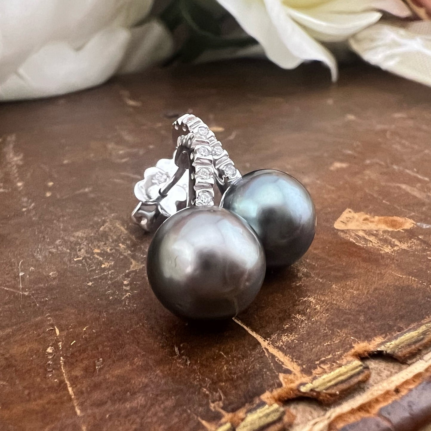 Orecchini oro 18k a perno “Perle di Tahiti con Motivo Curvo”