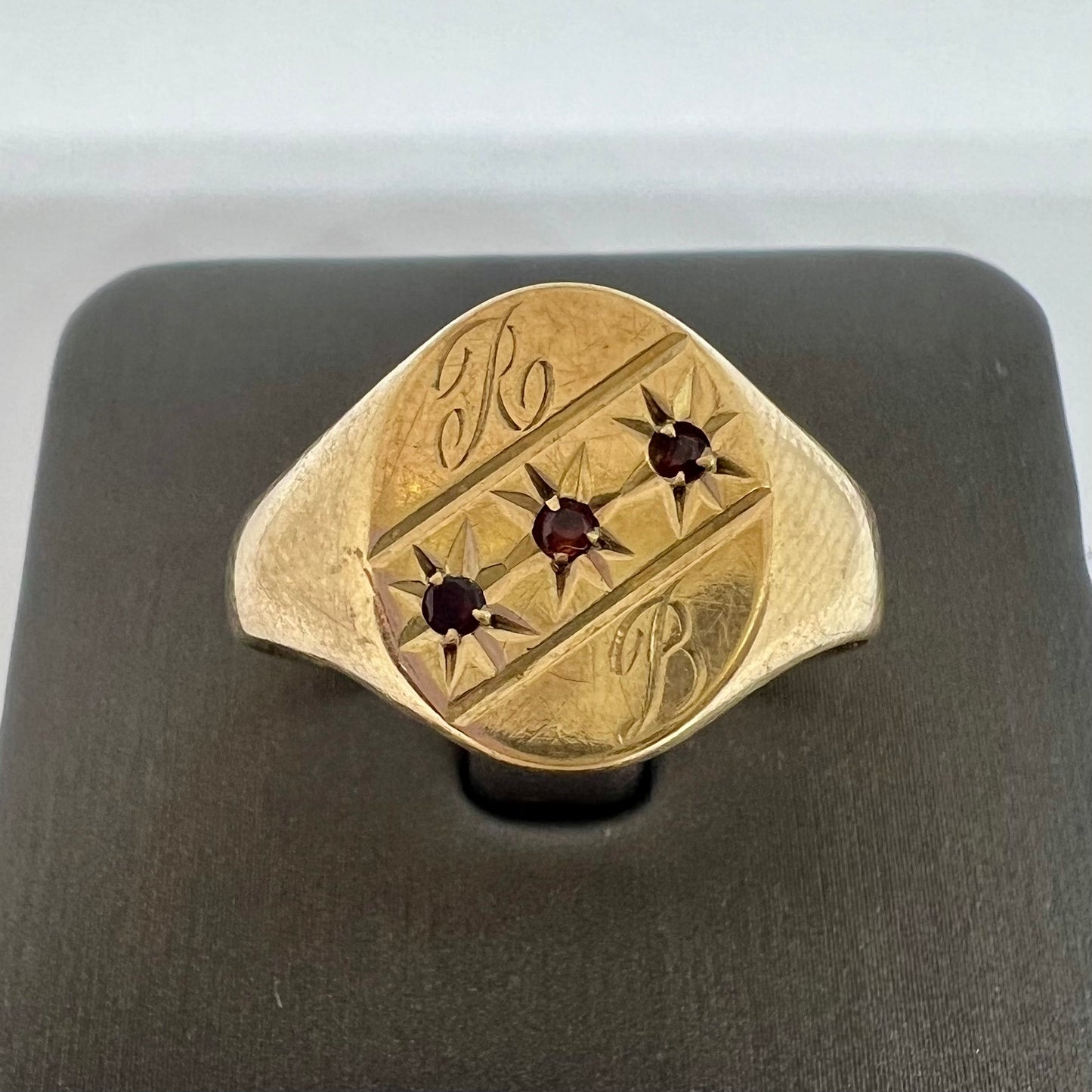 Men's ring - chevalier - seal - signet in gold and garnets