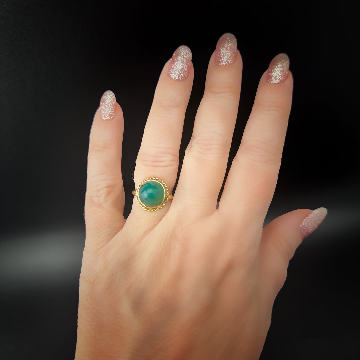 Gold ring with ovoid chrysoprase