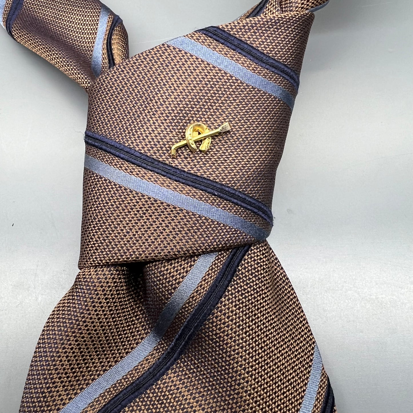 Victorian English 9ct gold tie pin with equestrian decoration