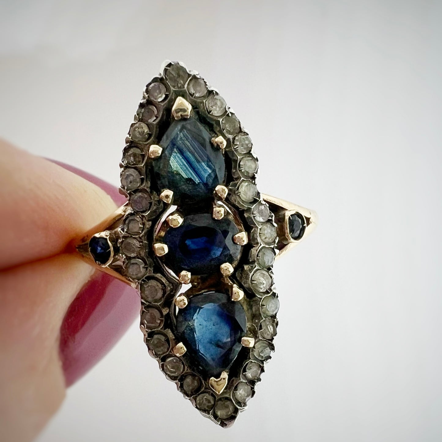 “Figaro” ring in 18k gold, diamonds and sapphires