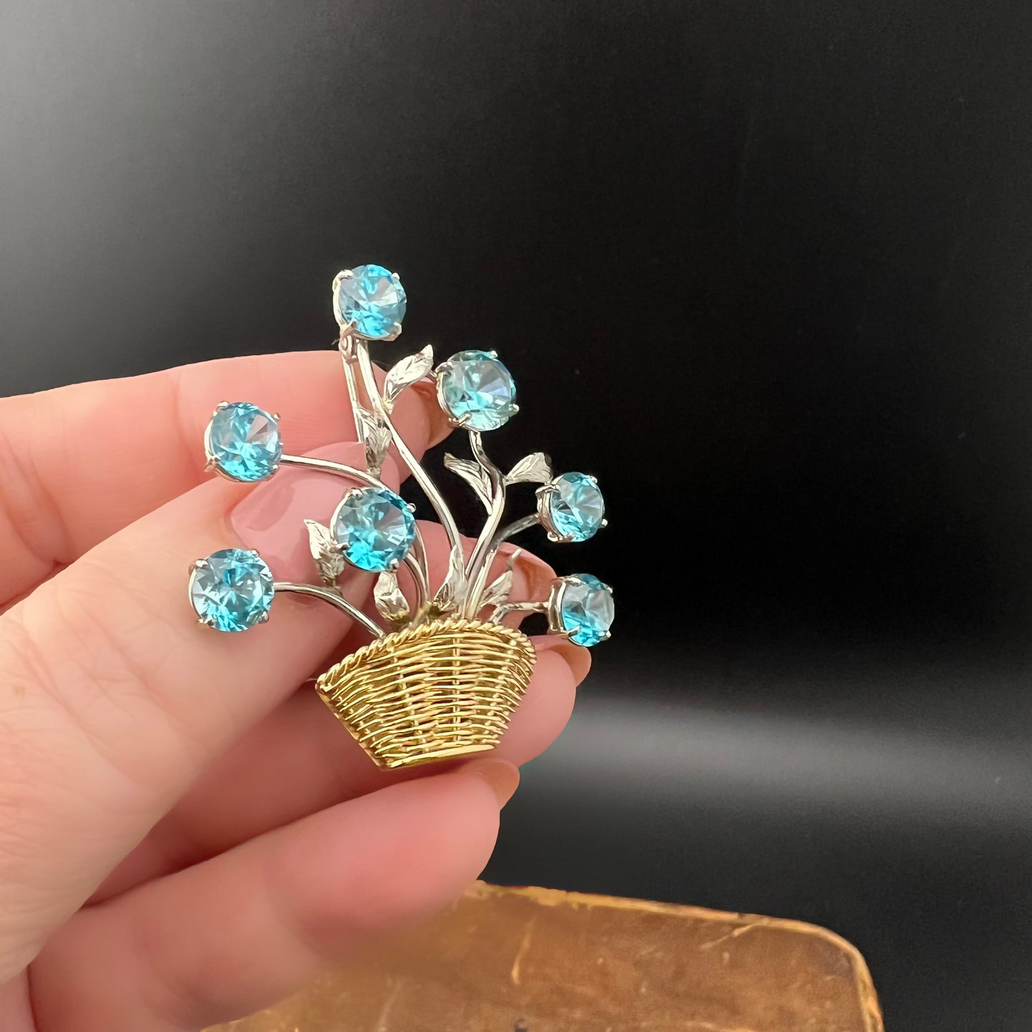 18 Karat Goldkorbbrosche mit blauen Topasen aus den 1950er Jahren