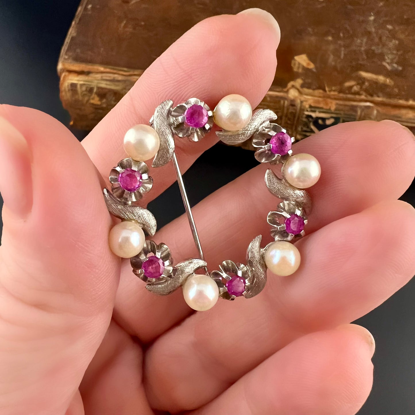 Italienische Brosche aus 18 Karat Gold mit Rubinen und Perlen aus den 1950er Jahren