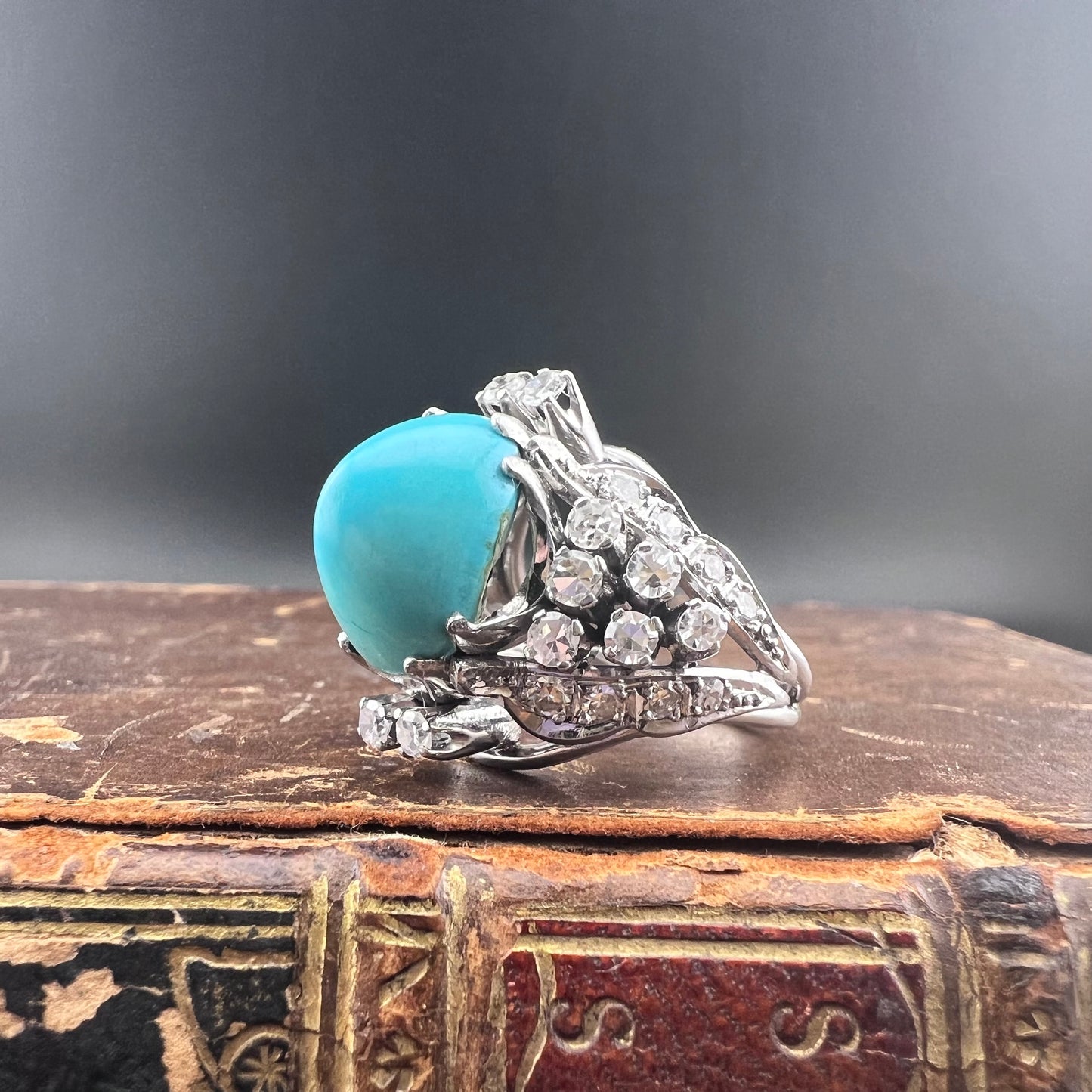 Imponente anello in oro bianco con turchese naturale e diamanti – Manifattura anni ’50