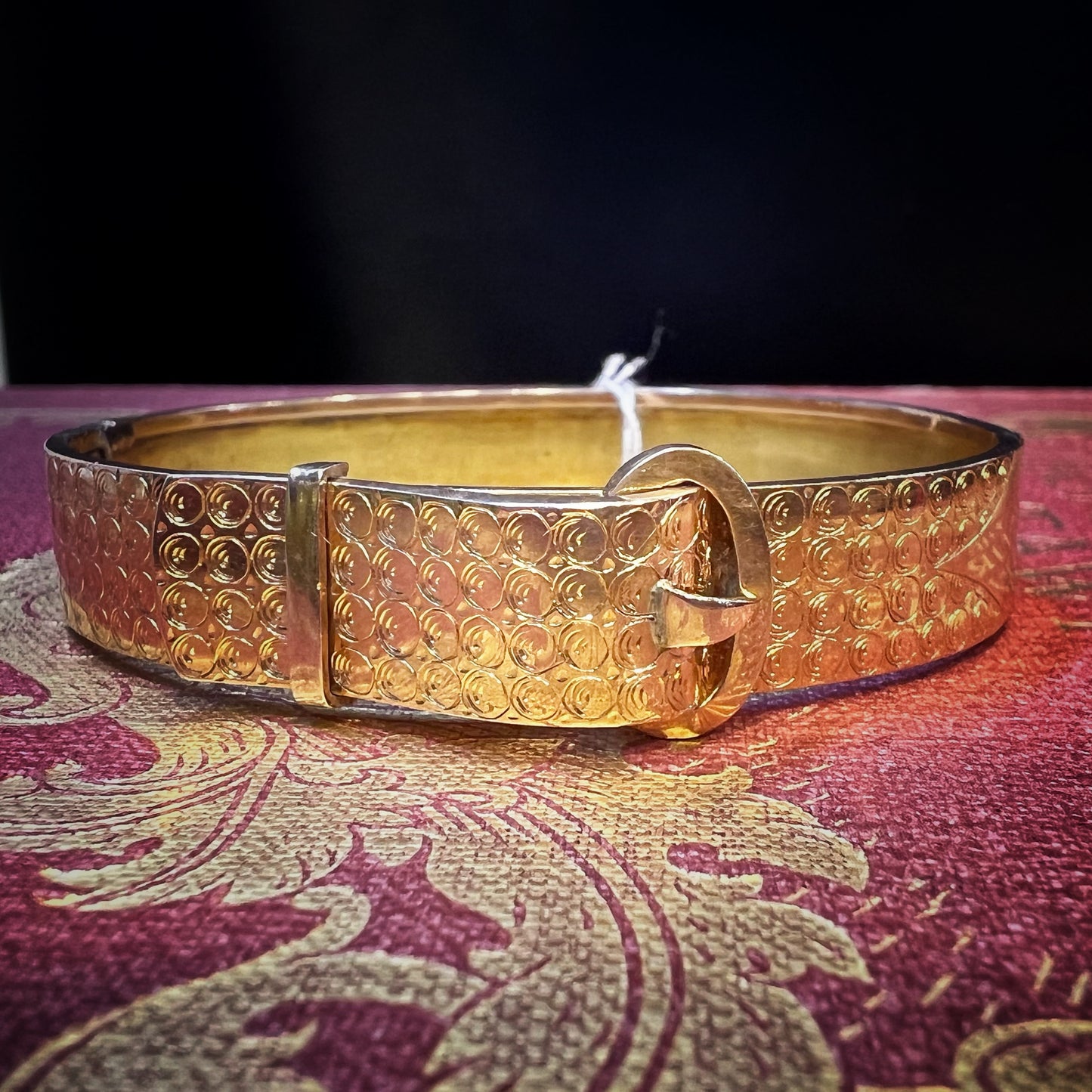 Starres Armband im Stil der 1930er Jahre mit Schnallenverzierung aus 18 Karat Gold