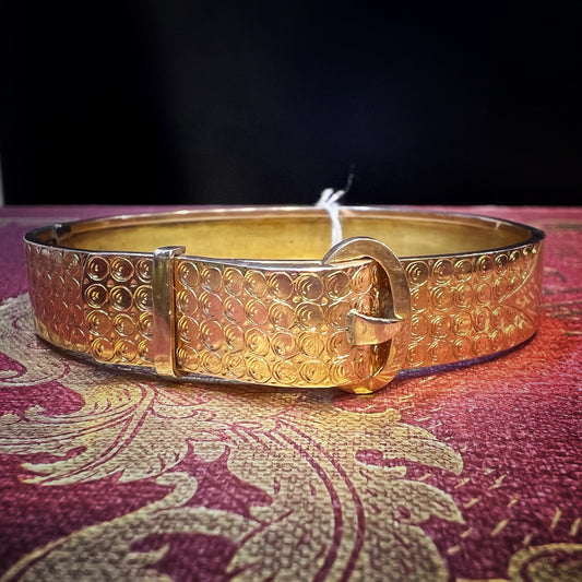 Starres Armband im Stil der 1930er Jahre mit Schnallenverzierung aus 18 Karat Gold