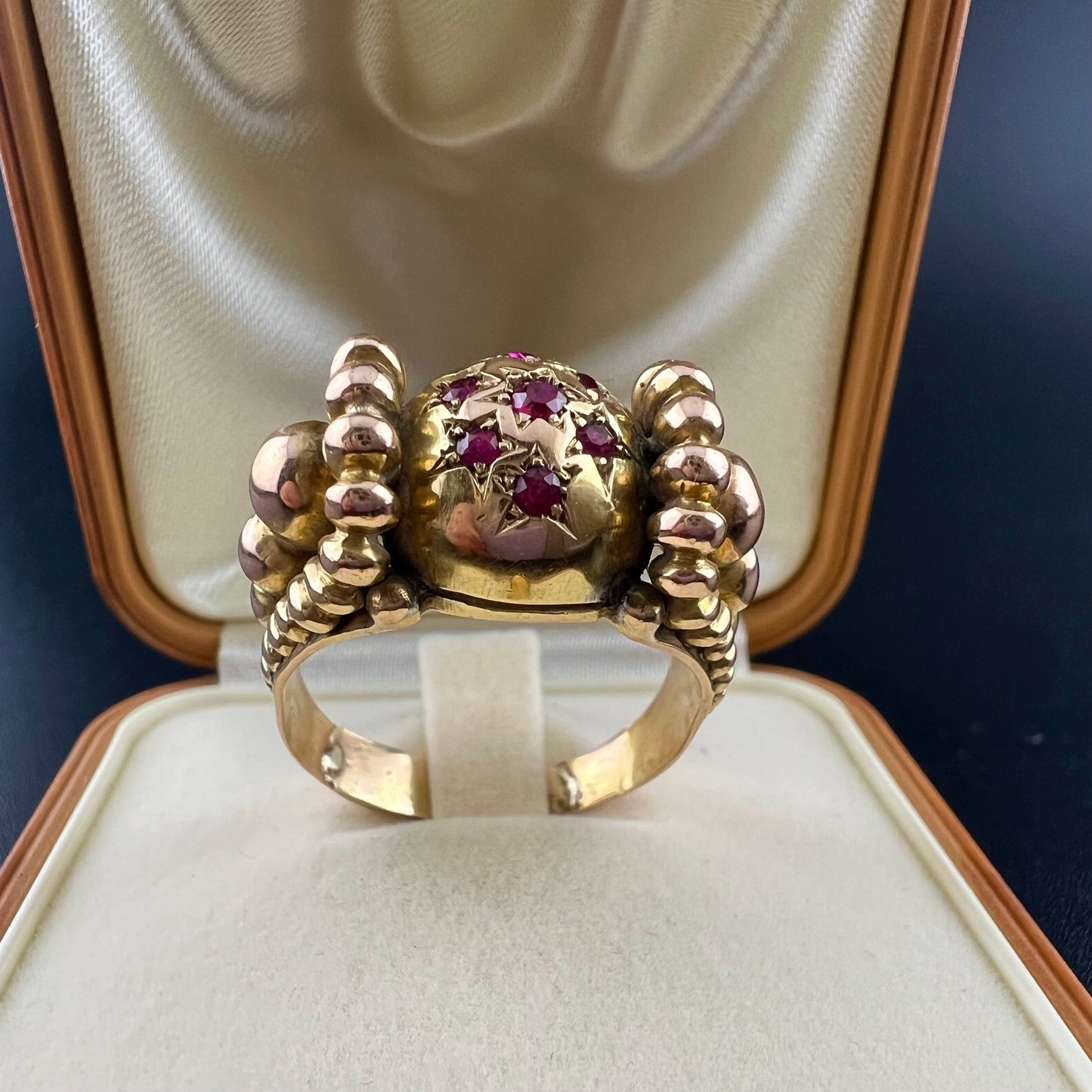 18kt gold ring with natural rubies. Italy, 1940.