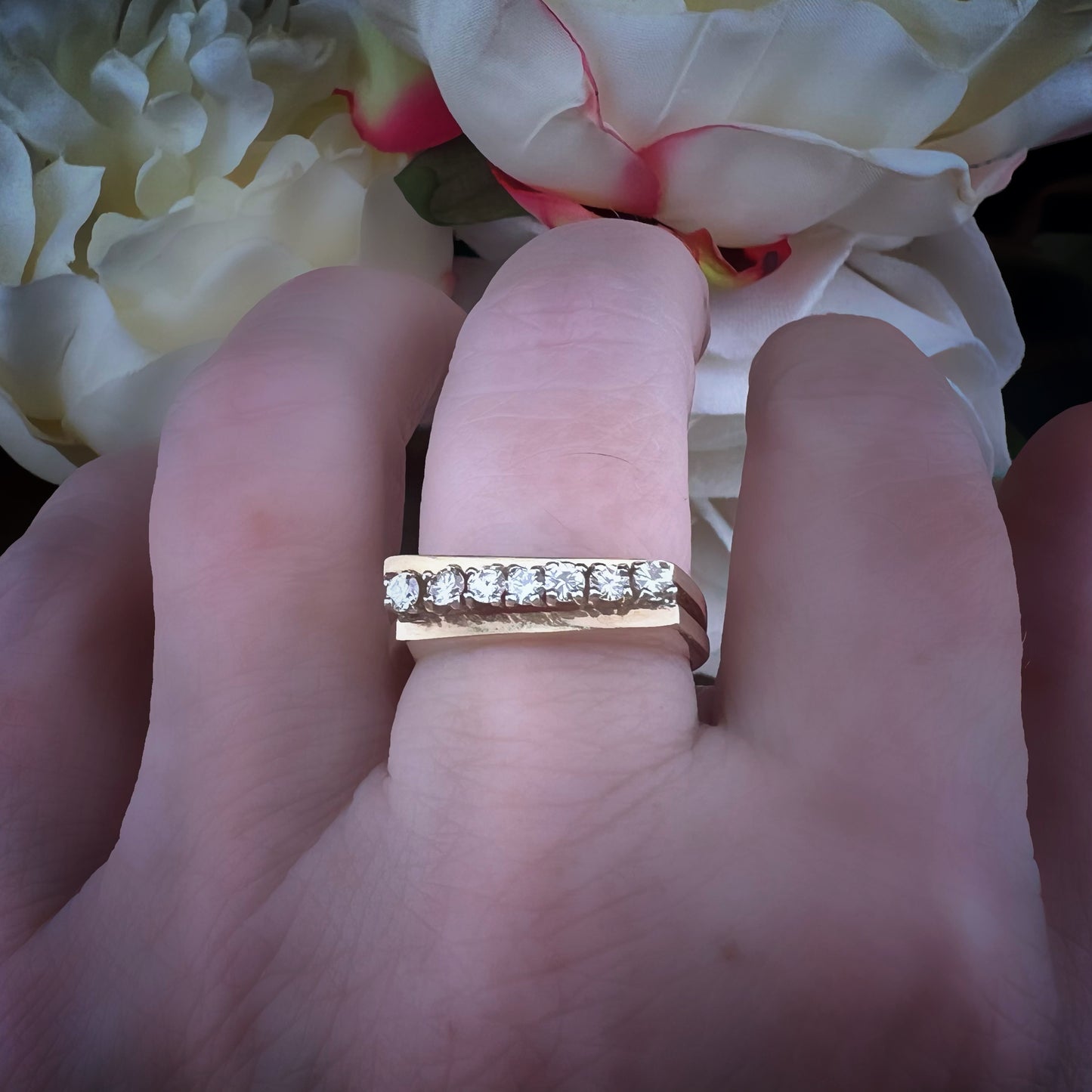 Anello vintage inglese con diamanti – modello a ponte obliquo (Sheffield, 1980)