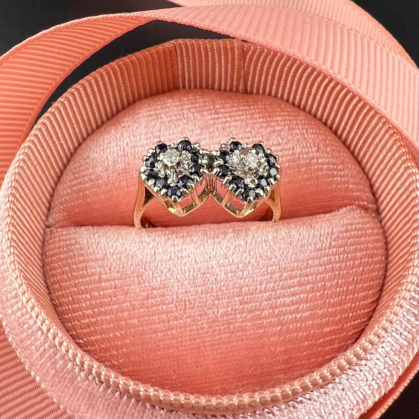 Ring mit zwei Herzen aus Saphiren und Diamanten