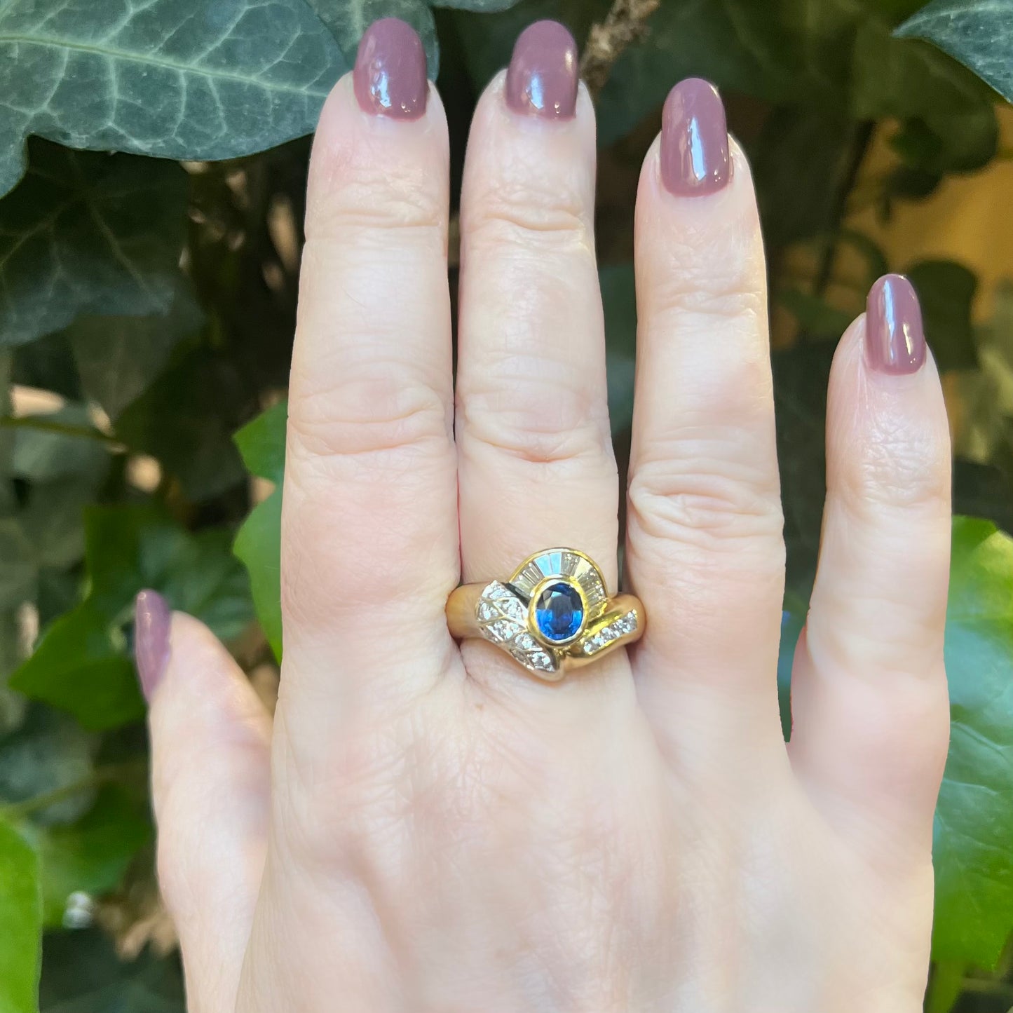 Sapphire ring and diamond skirt in 18k gold