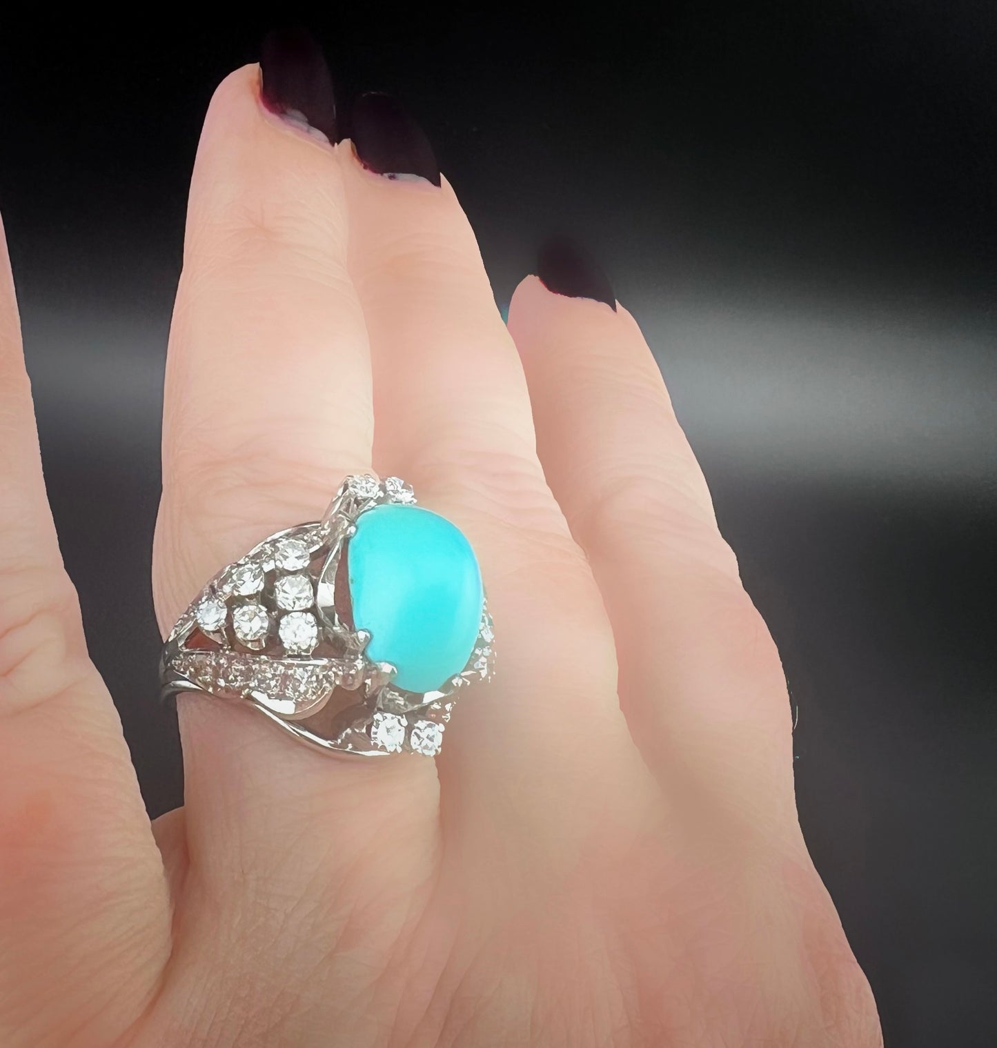 Imponente anello in oro bianco con turchese naturale e diamanti – Manifattura anni ’50