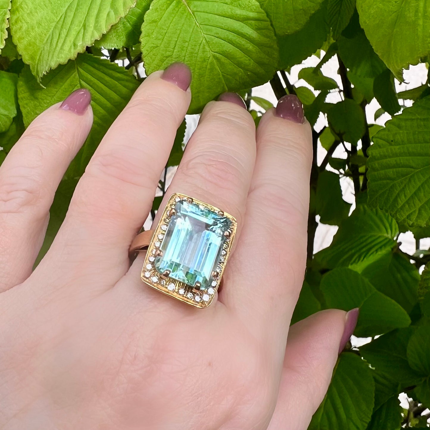 18-karätiger Goldring mit Aquamarin und Diamanten. Italien, 1960.