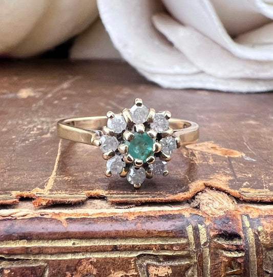 Margherita ring in yellow gold with emerald and diamonds (London, 1979)