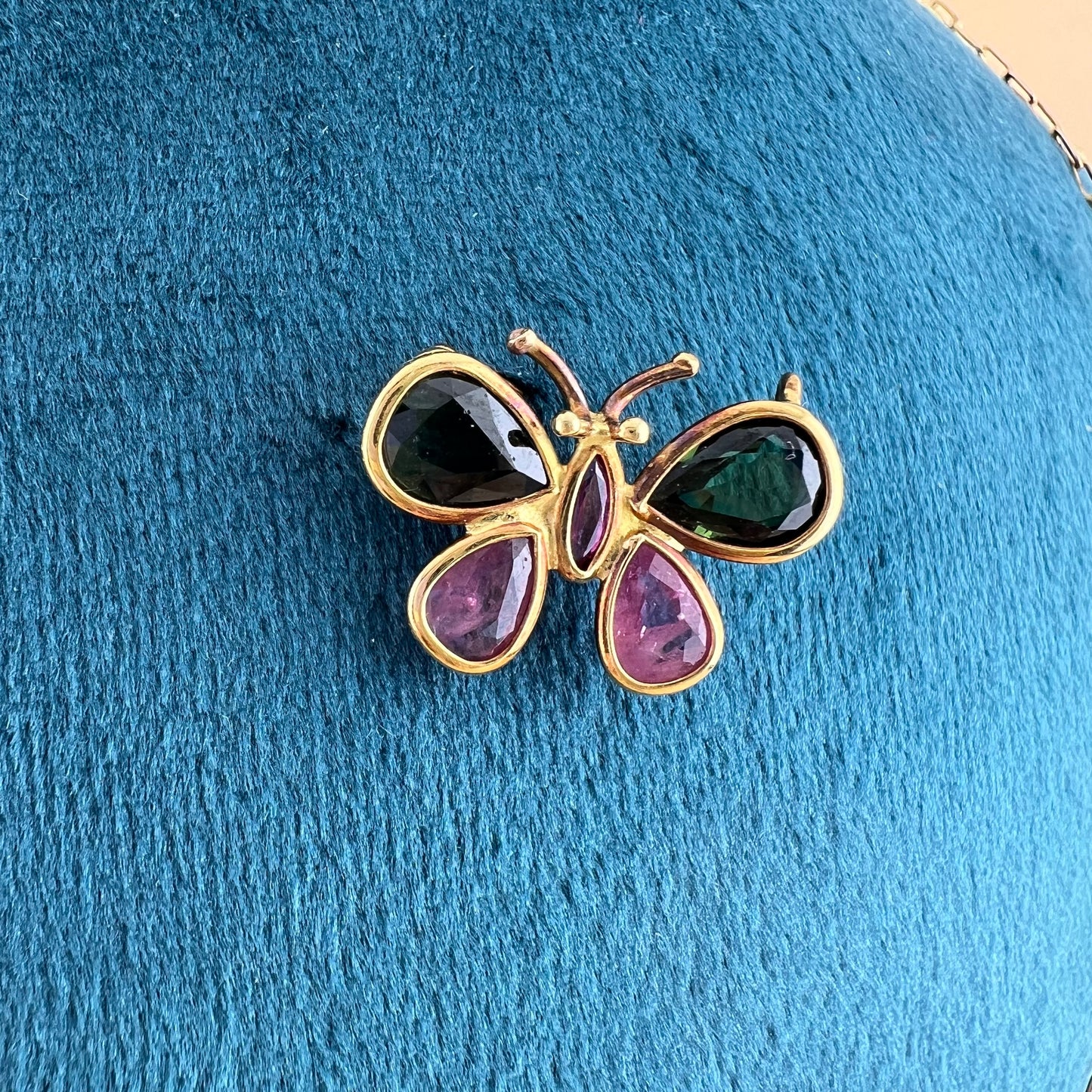 Kleiner Schmetterling aus 18 Karat Gold mit Rubinen und Topasen