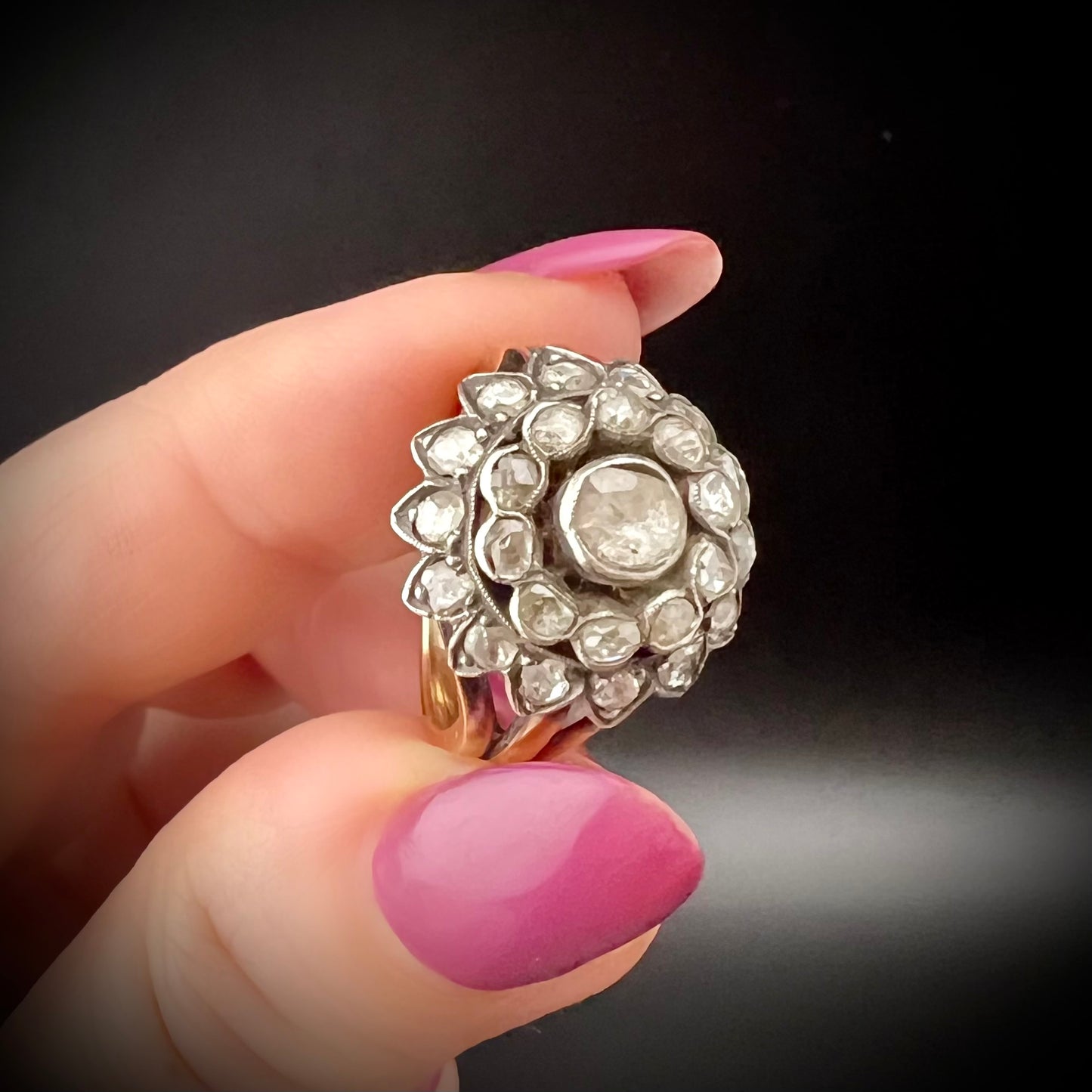 18 Karat Goldrosetten-Diamant- und Silberknospenring