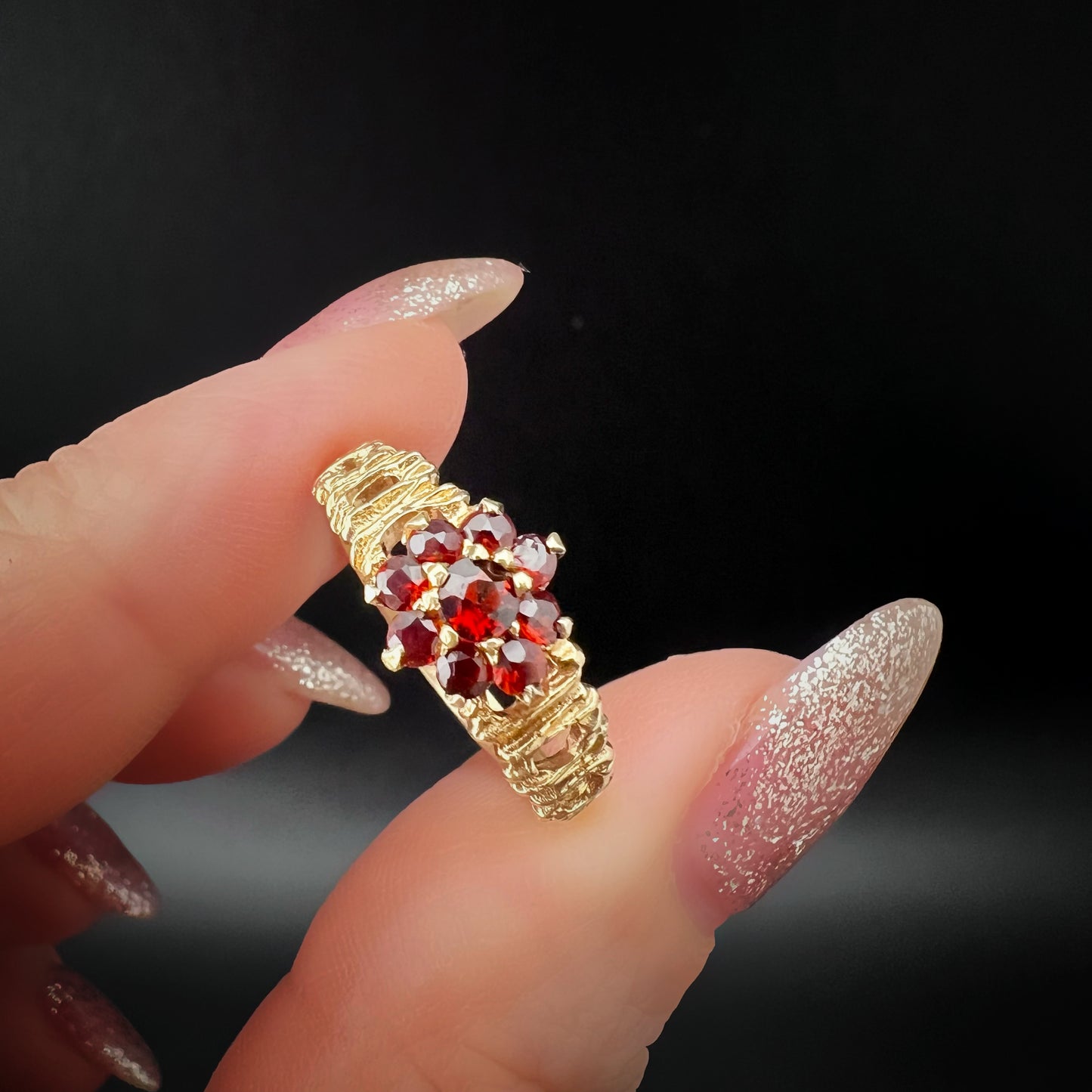 Anello in oro 9 ct con margherita granati Londra 1977