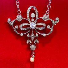 Carica l&#39;immagine nel visualizzatore di Gallery, Collana-collier con pendente nastrato in oro bianco e diamanti anni ‘20
