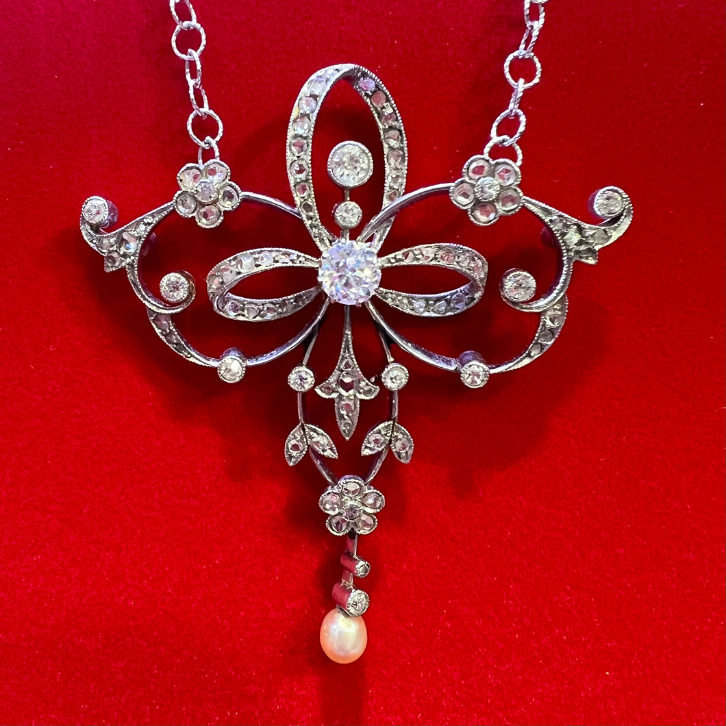 Collana-collier con pendente nastrato in oro bianco e diamanti anni ‘20