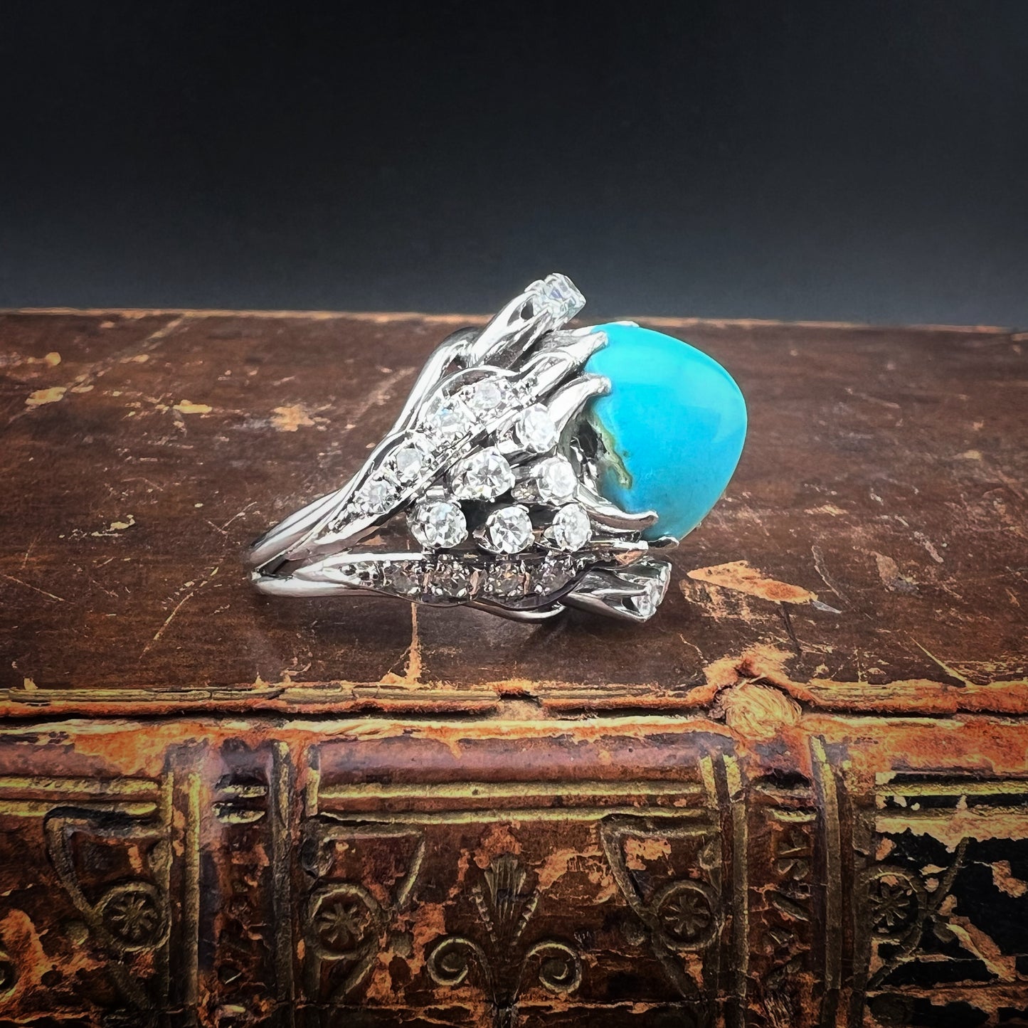 Imponente anello in oro bianco con turchese naturale e diamanti – Manifattura anni ’50