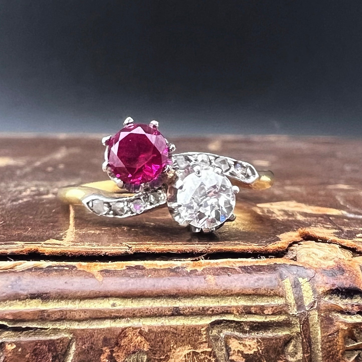 Toi et moi - contrariè ring in 18 ct gold with 0.40 ct old mine diamond and synthetic ruby