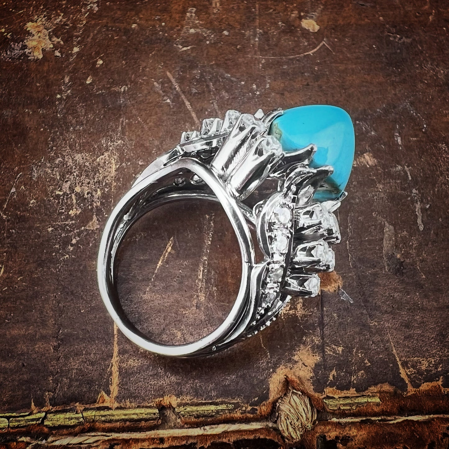 Imponente anello in oro bianco con turchese naturale e diamanti – Manifattura anni ’50