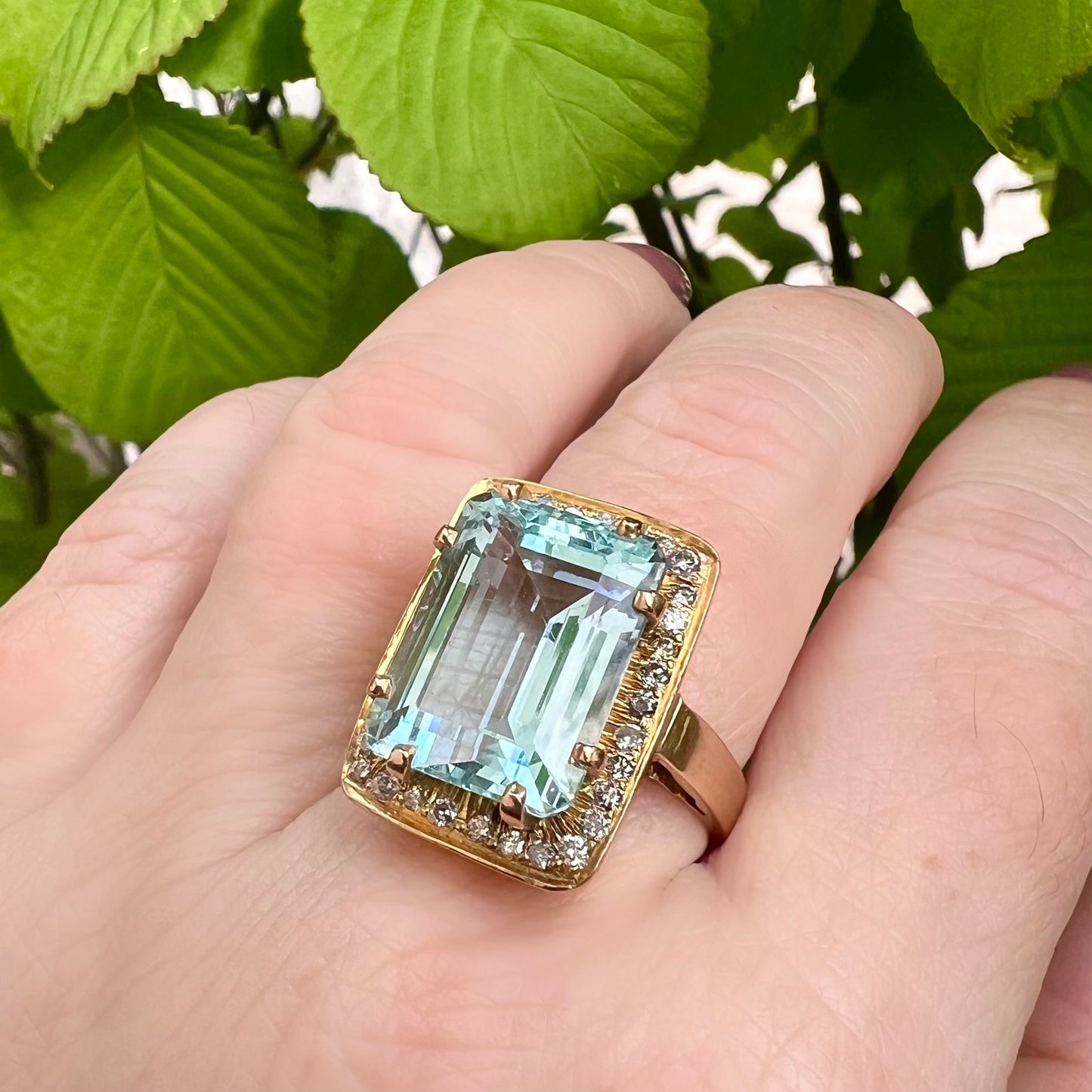 18-karätiger Goldring mit Aquamarin und Diamanten. Italien, 1960.