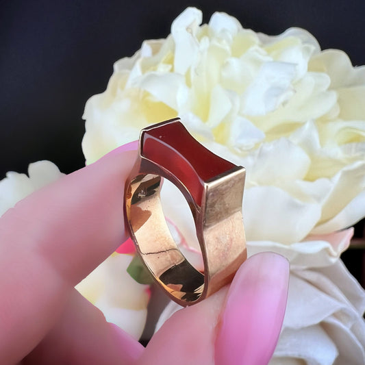 Anello vintage in oro con corniola (Londra, 1976)