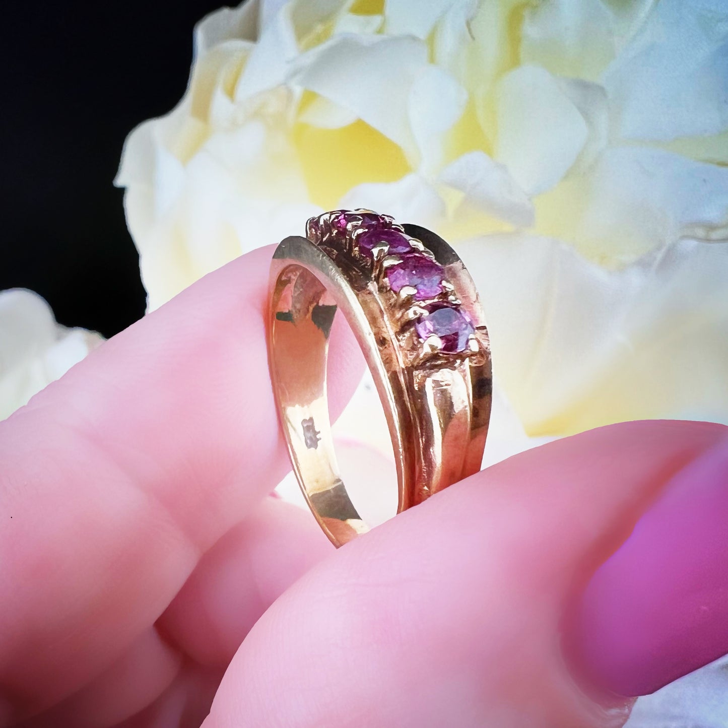Anello vintage in oro giallo con rubini – Londra, 1977