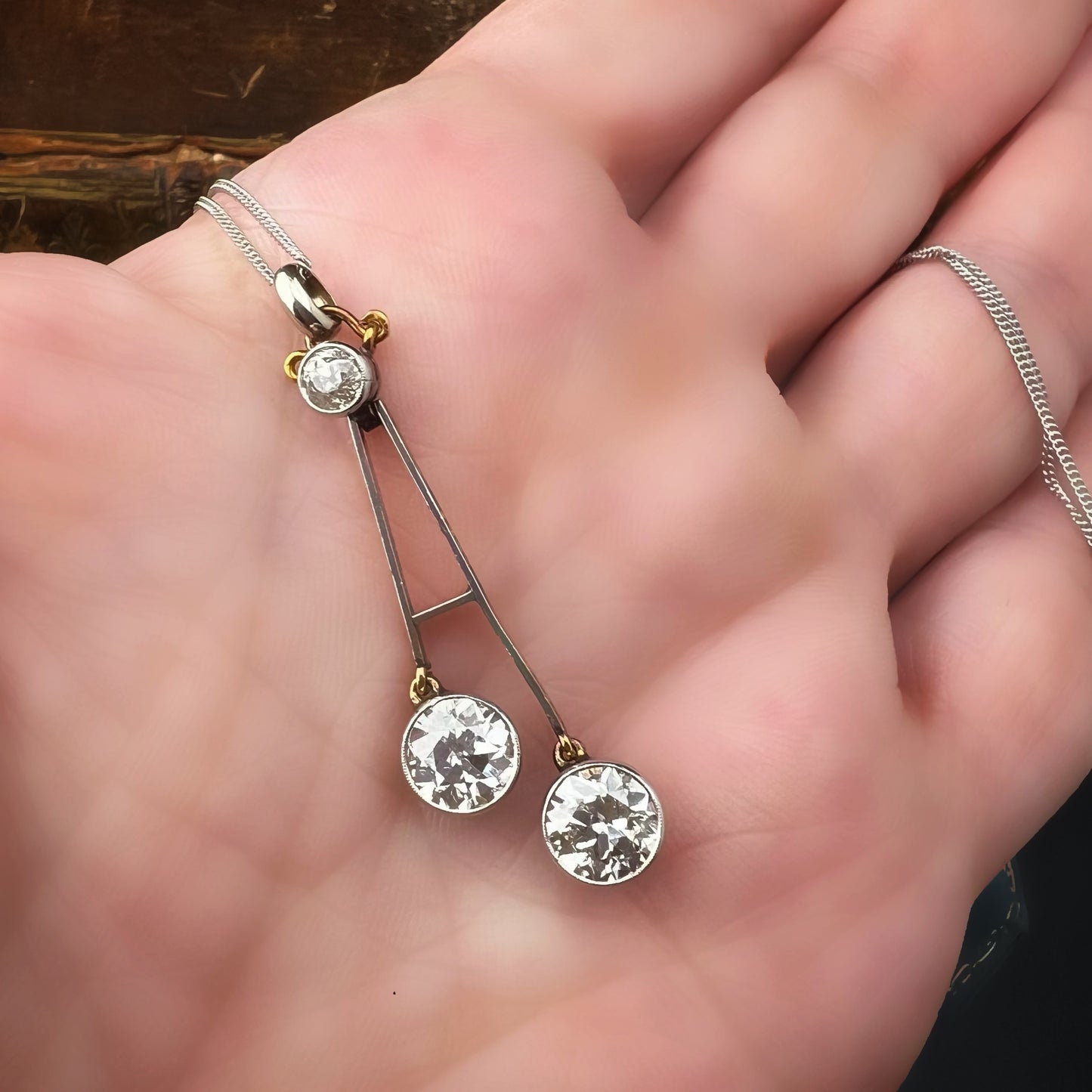 Art Deco pendant in 18k gold and 2.25 carats of diamonds