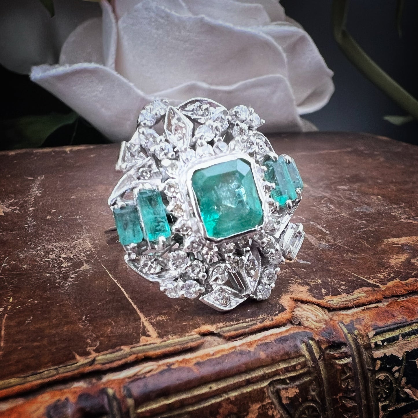 Anello a ballerina anni ’50 in oro bianco con diamanti e smeraldi