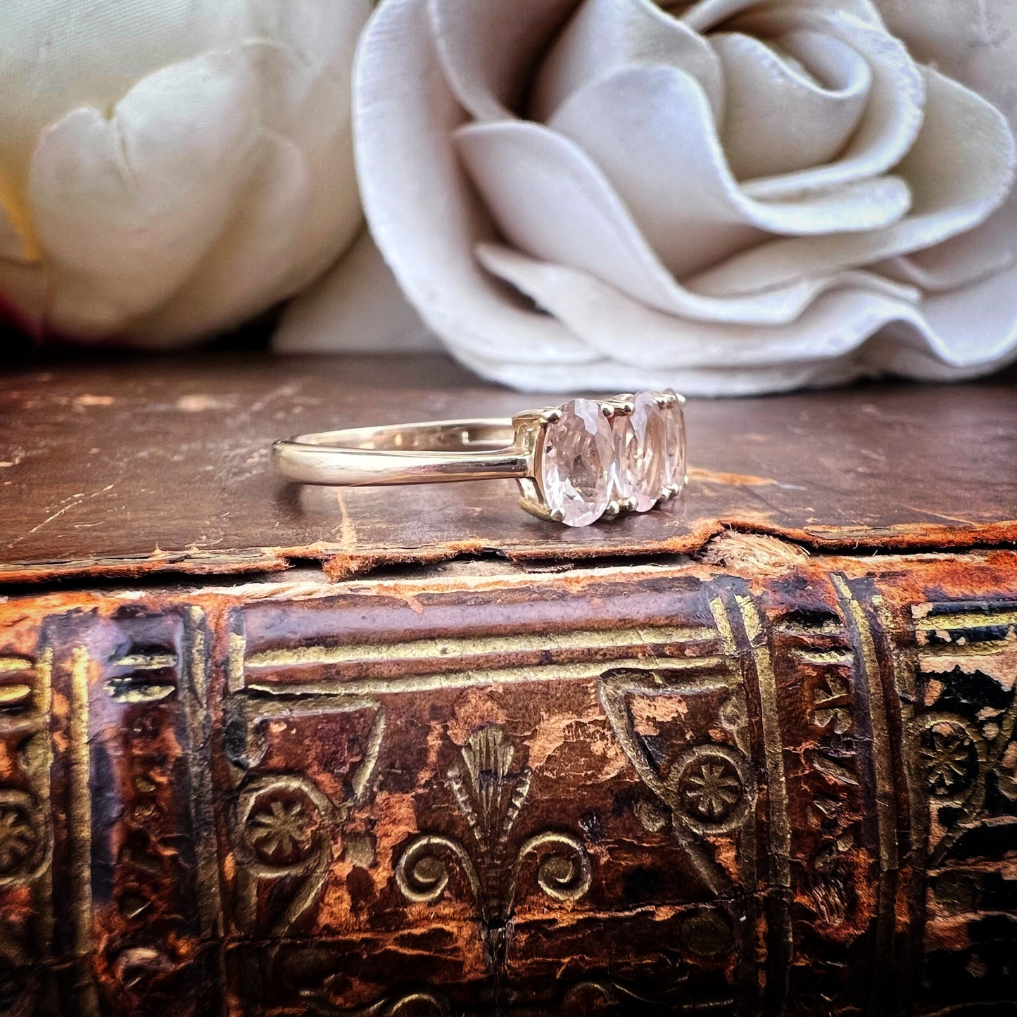 Anello Trilogy in Oro Giallo con Quarzi Rosa – Vintage Anni ’90