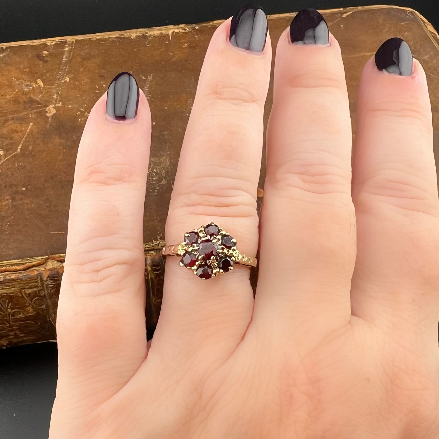 9ct gold daisy ring with garnets