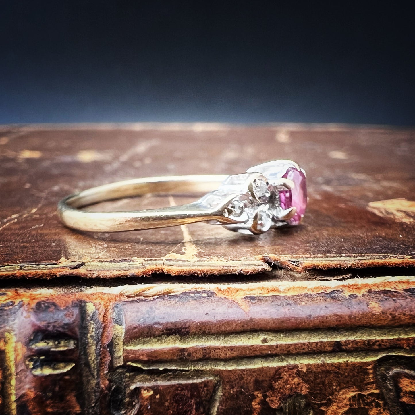 Anello Vintage con Rubino e Diamanti – Londra, 1986