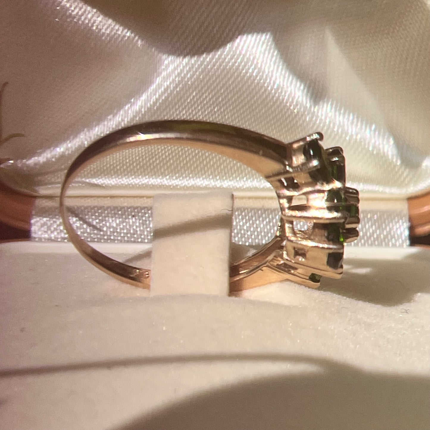 Vintage daisy ring in yellow gold and chromodiopside