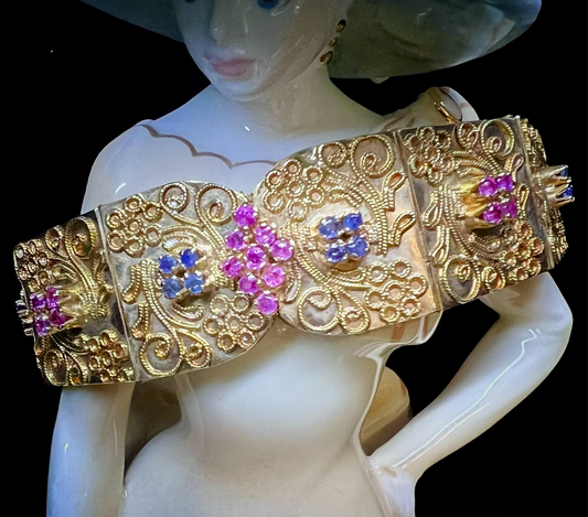 Armband aus 18 Karat Gelbgold mit Filigranarbeit, Rubinen und Saphiren