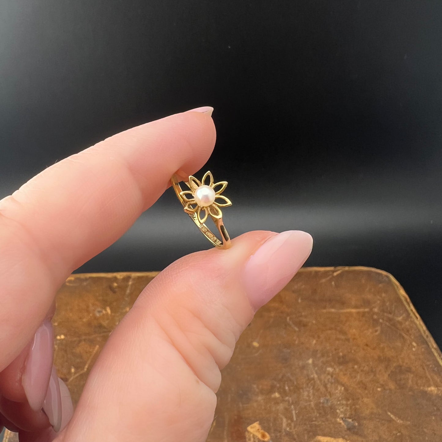 Daisy ring with central pearl